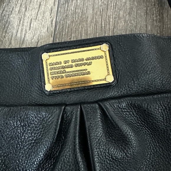 Elegant Black Hobo Bag with Gold Details - Marc by Marc Jacob’s Y2K - Leather - Picture 1 of 2